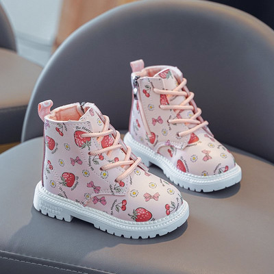 Alkalmi, színes gyerekcsizma fűzővel és lapos talppal