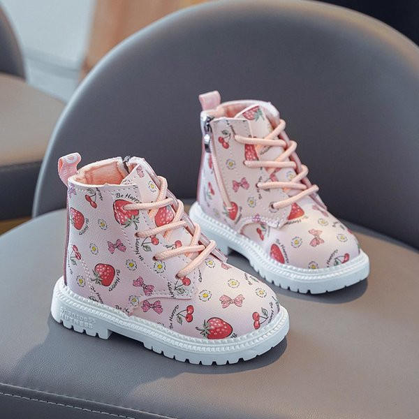 Alkalmi, színes gyerekcsizma fűzővel és lapos talppal