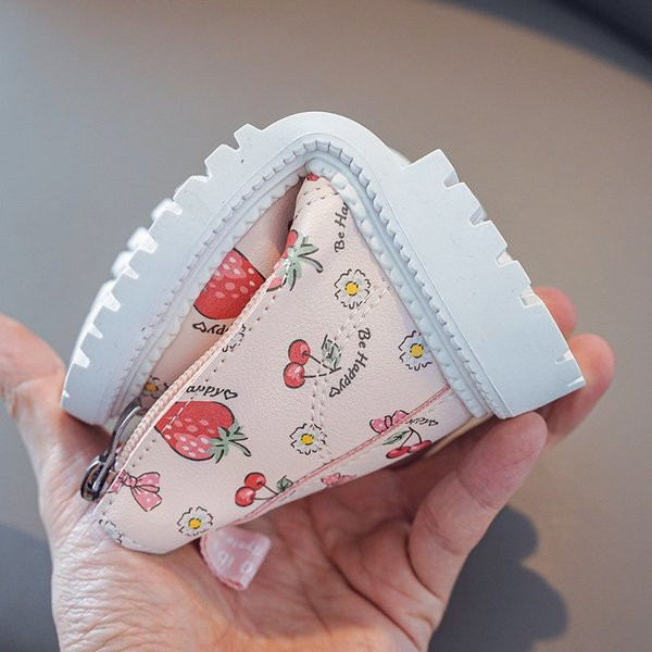 Alkalmi, színes gyerekcsizma fűzővel és lapos talppal