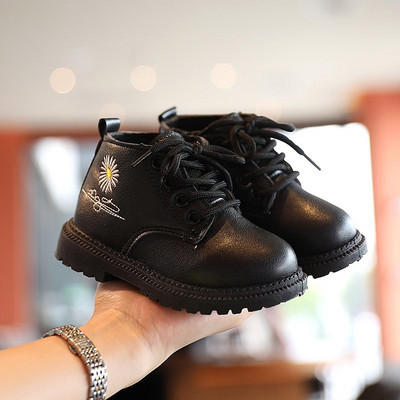 Детски боти с връзки и бродерия в бял и черен цвят