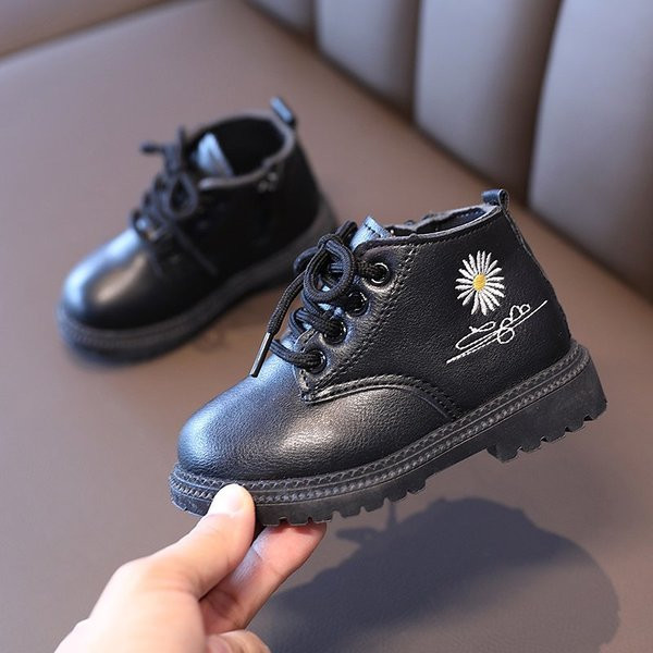 Детски боти с връзки и бродерия в бял и черен цвят