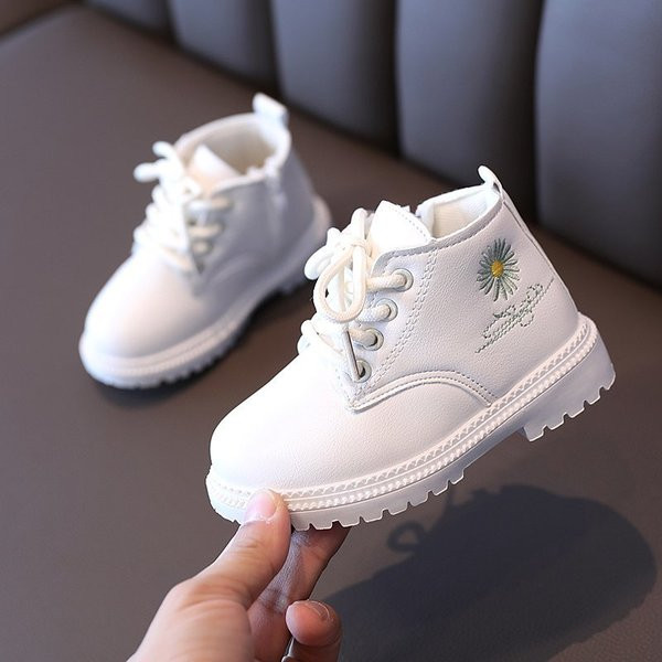 Детски боти с връзки и бродерия в бял и черен цвят