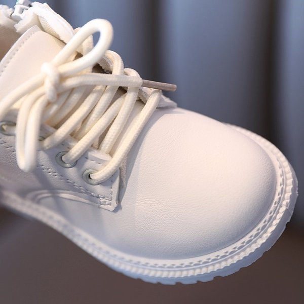 Детски боти с връзки и бродерия в бял и черен цвят