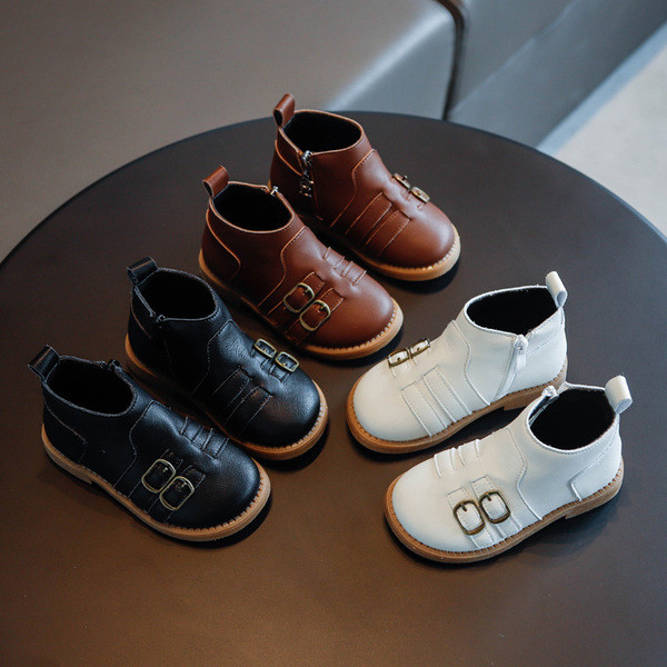 Παιδικές μπότες με αγκράφες από οικολογικό δέρμα