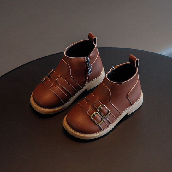 Παιδικές μπότες με αγκράφες από οικολογικό δέρμα