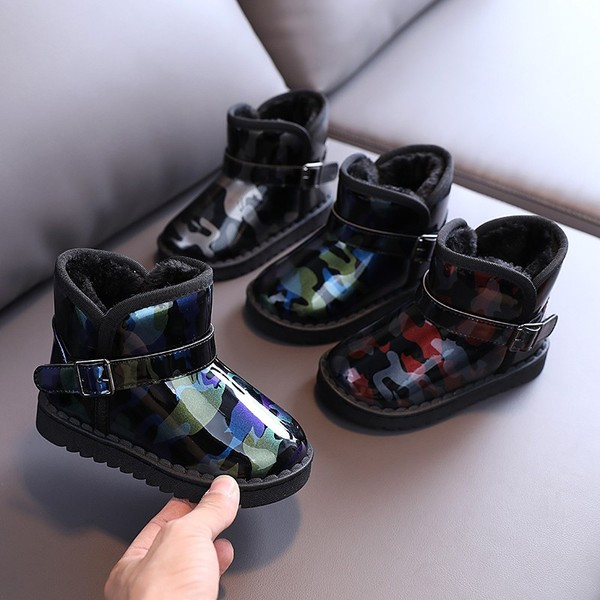 Зимни боти с камуфлажен десен и катарама 