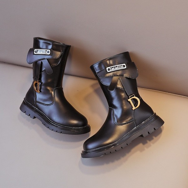 Модерни детски ботуши с цип и метална декорация