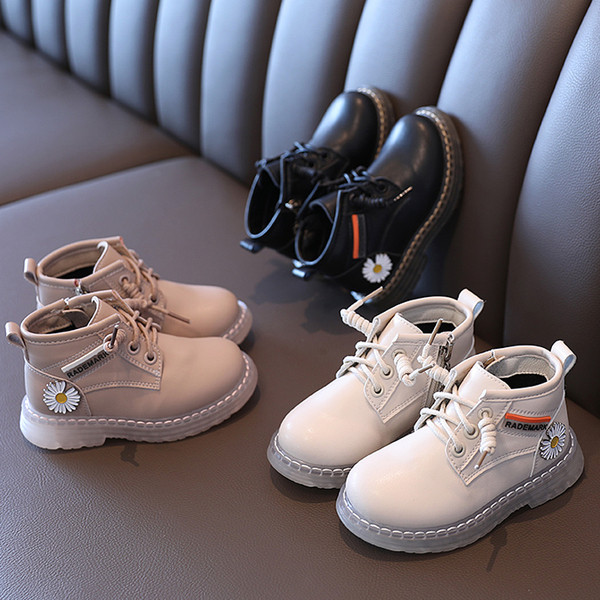 Детски боти с връзки и бродерия подходящи за момичета