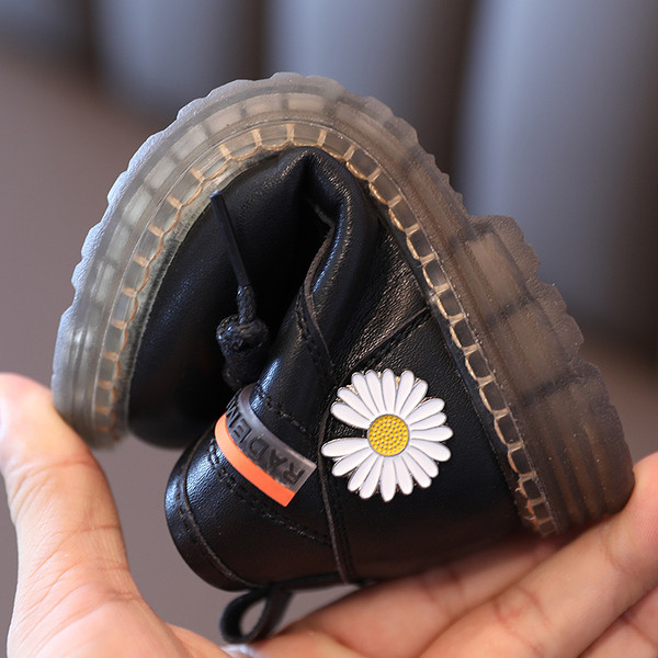 Детски боти с връзки и бродерия подходящи за момичета