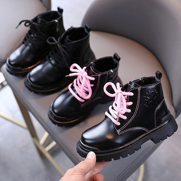 Детски боти с връзки и равна подметка в черен цвят