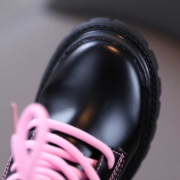 Детски боти с връзки и равна подметка в черен цвят