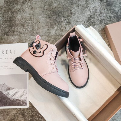 Актуални детски боти с връзки и 3D елементи за момичета