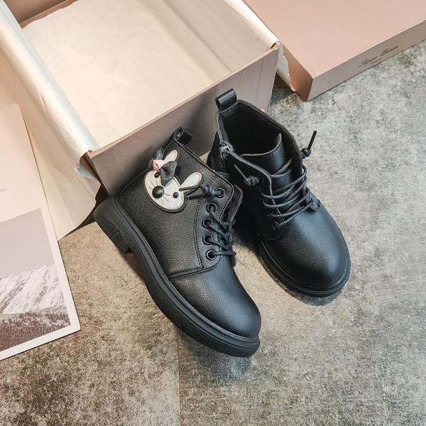 Актуални детски боти с връзки и 3D елементи за момичета