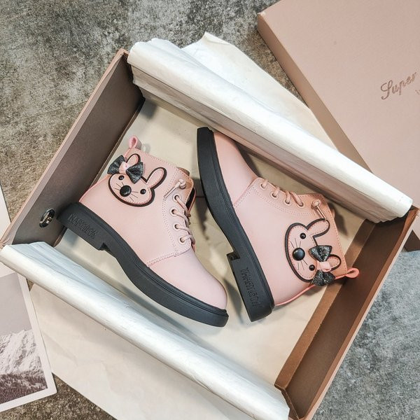 Актуални детски боти с връзки и 3D елементи за момичета