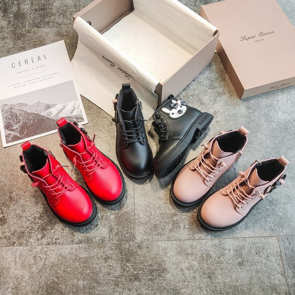 Актуални детски боти с връзки и 3D елементи за момичета