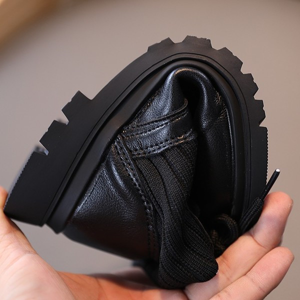 Παιδικές μπότες με κορδόνια και επίπεδη σόλα κατάλληλη για κορίτσια