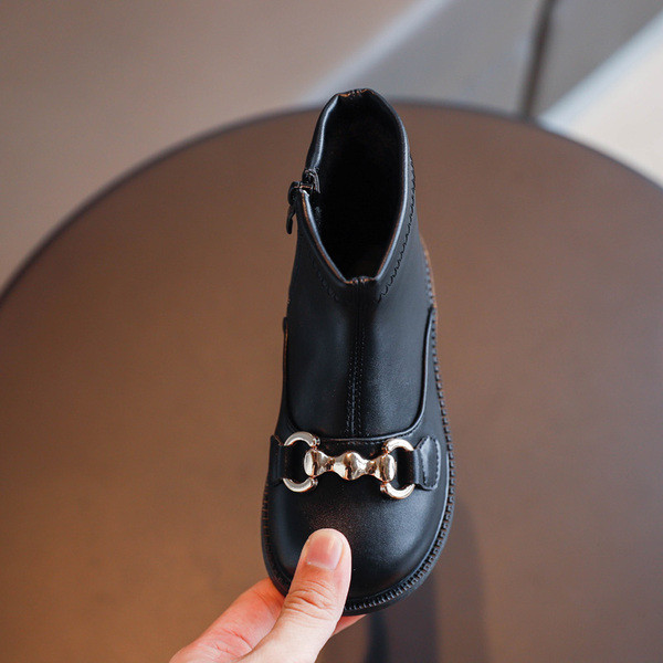 Μοντέρνες μπότες ή μποτάκια με μεταλλική διακόσμηση για κορίτσια