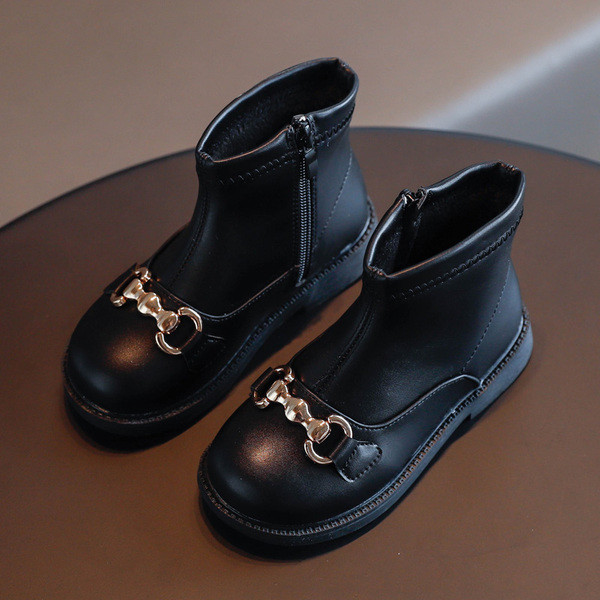 Μοντέρνες μπότες ή μποτάκια με μεταλλική διακόσμηση για κορίτσια