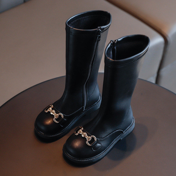 Μοντέρνες μπότες ή μποτάκια με μεταλλική διακόσμηση για κορίτσια