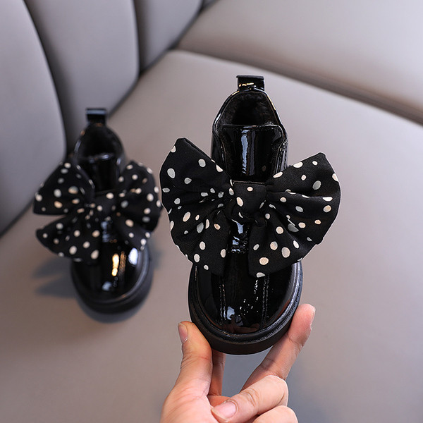 Παιδικές μπότες  από οικολογικό δέρμα με κορδέλα πουά