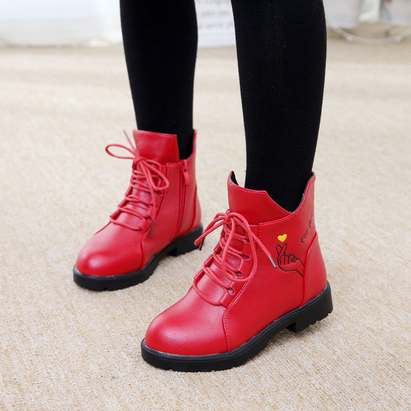 Παιδικές μπότες για κορίτσια με επίπεδη σόλα και απλικέ σε δύο μοντέλα