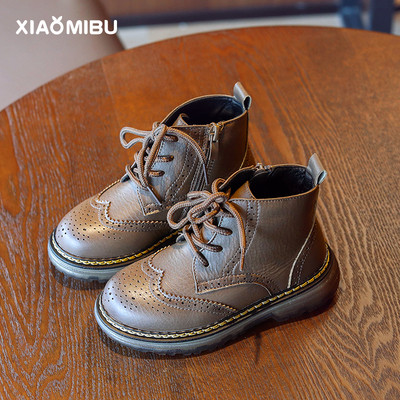 Παιδικές μπότες με επίπεδη σόλα και κορδόνια