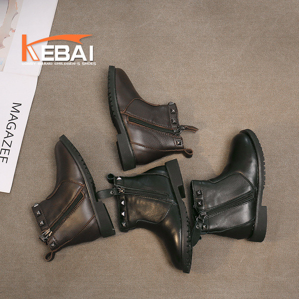 Παιδικές μπότες από οικολογικό δέρμα με φερμουάρ και μεταλλικά τρουξ σε μαύρο χρώμα