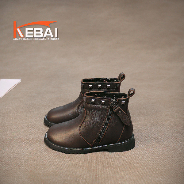 Παιδικές μπότες από οικολογικό δέρμα με φερμουάρ και μεταλλικά τρουξ σε μαύρο χρώμα