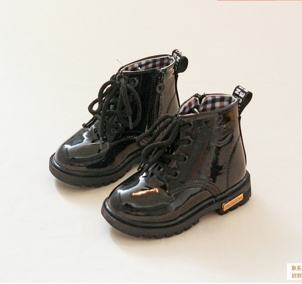 Μοντέρνα παιδικές μπότες για κορίτσια με κορδόνια