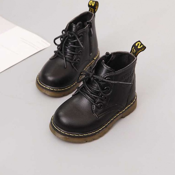 Παιδικές μπότες για κορίτσια με επίπεδη σόλα και κορδόνια