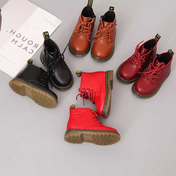 Παιδικές μπότες για κορίτσια με επίπεδη σόλα και κορδόνια