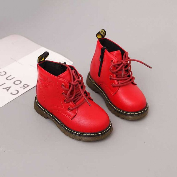 Παιδικές μπότες για κορίτσια με επίπεδη σόλα και κορδόνια