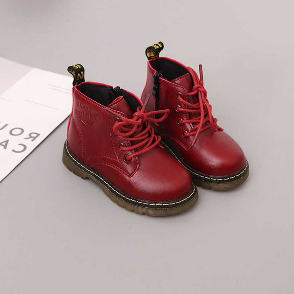 Παιδικές μπότες για κορίτσια με επίπεδη σόλα και κορδόνια