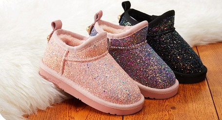 Παιδικές μπότες casual με τρισδιάστατο στοιχείο και γυαλιστερό εφέ