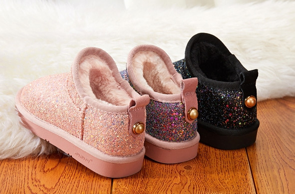 Παιδικές μπότες casual με τρισδιάστατο στοιχείο και γυαλιστερό εφέ