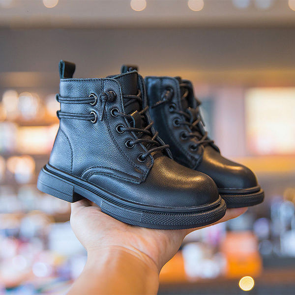 Μοντέρνες παιδικές μπότες για κορίτσια με κορδόνια