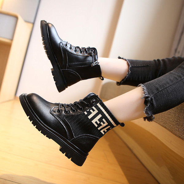 Παιδικές μπότες για κορίτσια με κορδόνια και σόλα