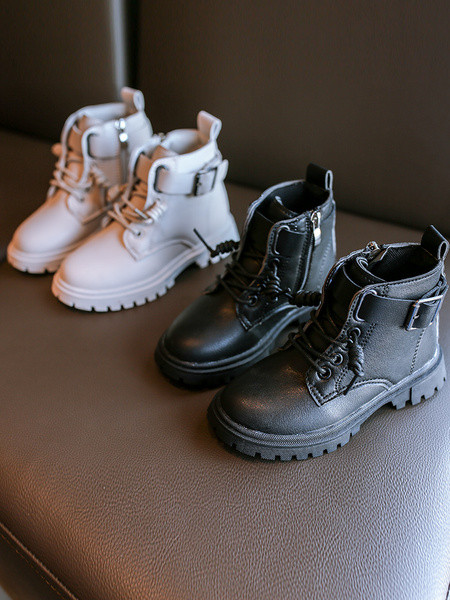 Παιδικές μπότες από οικολογικό δέρμα με τραχιά σόλα και κορδόνια