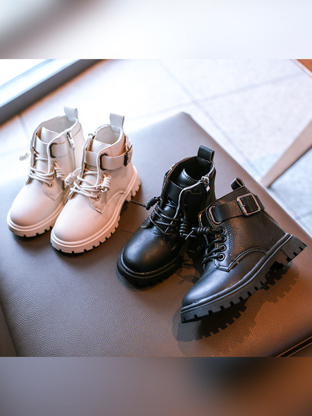 Παιδικές μπότες από οικολογικό δέρμα με τραχιά σόλα και κορδόνια