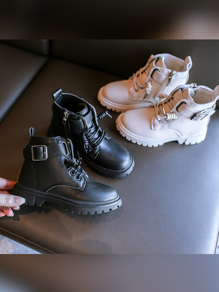 Παιδικές μπότες από οικολογικό δέρμα με τραχιά σόλα και κορδόνια