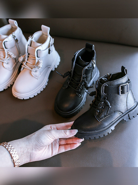 Παιδικές μπότες από οικολογικό δέρμα με τραχιά σόλα και κορδόνια