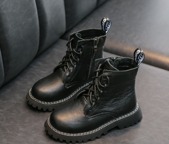 Παιδικές έκο δερμάτινες μπότες με κορδόνια και επίπεδη σόλα σε λευκό και μαύρο χρώμα