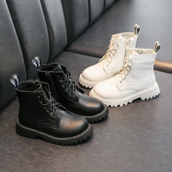 Παιδικές έκο δερμάτινες μπότες με κορδόνια και επίπεδη σόλα σε λευκό και μαύρο χρώμα