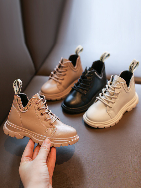 Παιδικές μπότες με κορδόνια και τραχιά σόλα