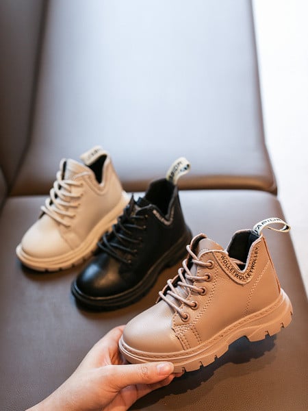 Παιδικές μπότες με κορδόνια και τραχιά σόλα