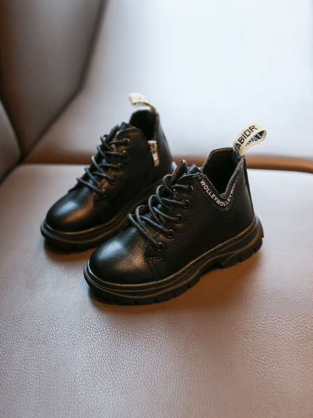 Παιδικές μπότες με κορδόνια και τραχιά σόλα