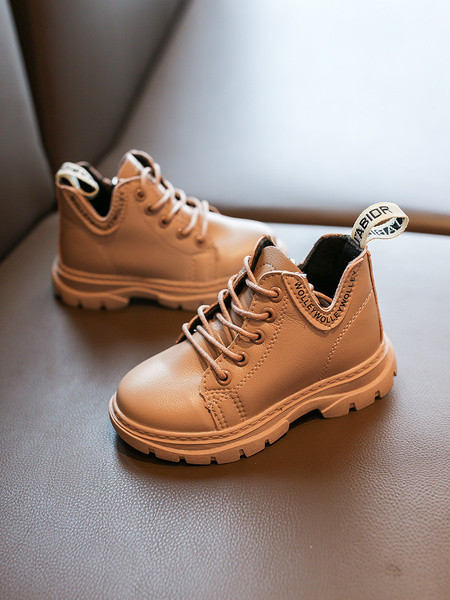 Παιδικές μπότες με κορδόνια και τραχιά σόλα