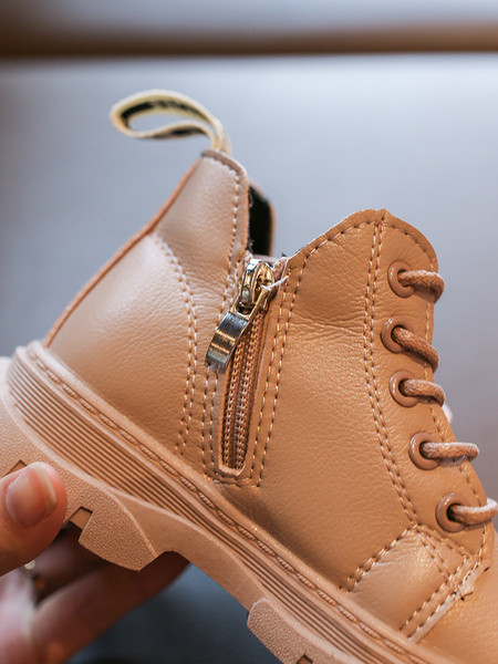 Παιδικές μπότες με κορδόνια και τραχιά σόλα