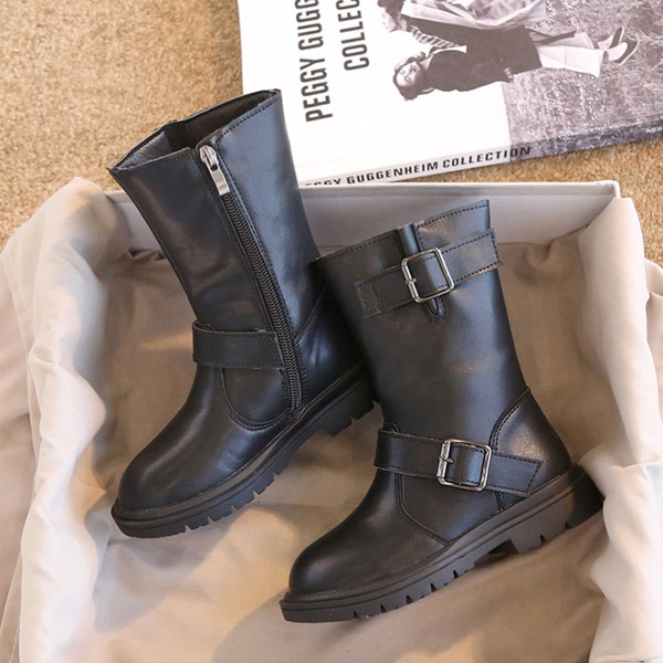 Νέο μοντέλο φθινοπωρινές μπότες με φερμουάρ και αγκράφες