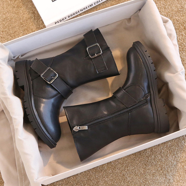 Νέο μοντέλο φθινοπωρινές μπότες με φερμουάρ και αγκράφες